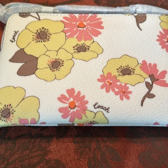 Coach Floral Print Women's Corner Zip NWT - Picture 4 of 10